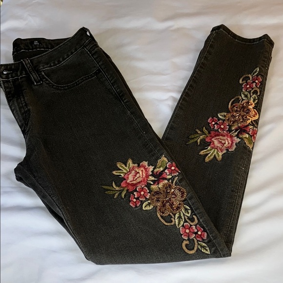 Miss Me Black Skinny Jeans with Floral Embroidery - Picture 16 of 16